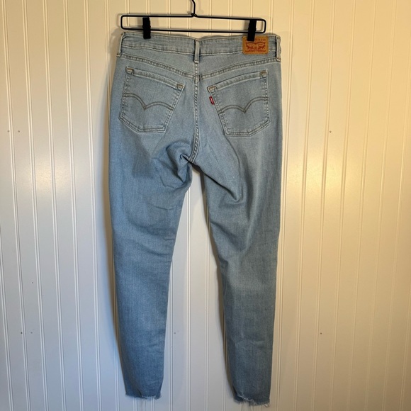 Levi’s 711 Skinny Women’s Jeans Light Wash Distressed Hem Size 29 - Picture 10 of 16